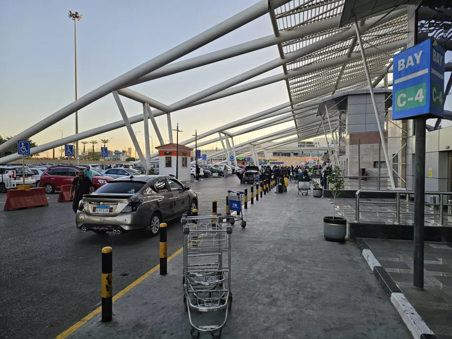 Uberi pealevõtmiskoht terminalide 2 ja 3 ees