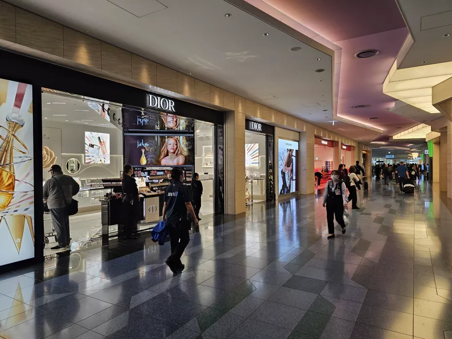 Kauplused terminal 3 transiiditsoonis