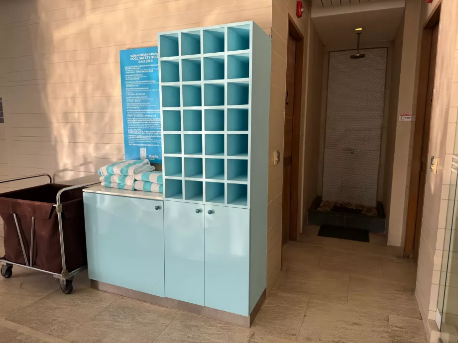 Rätikud basseini ääres