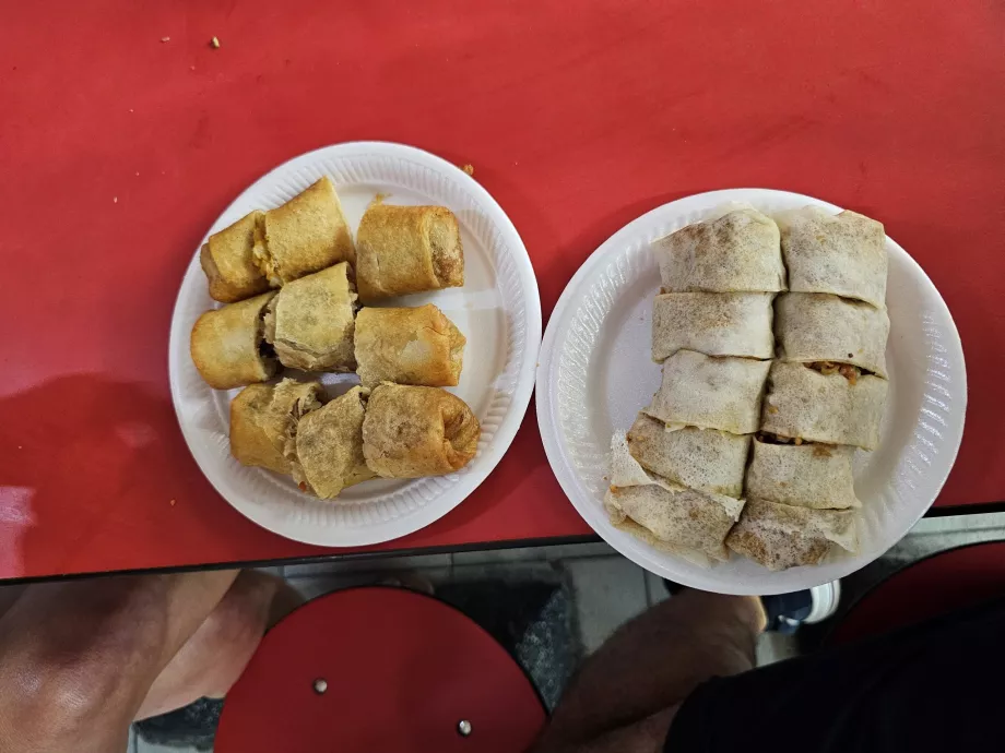 Chinatown Complexi toidukeskus, kevadrullid ja popiah