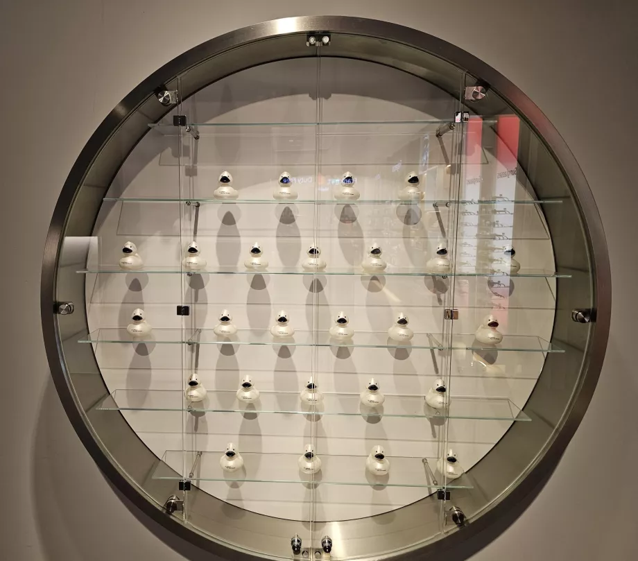 Vitriin koos kollektsioneeritavate partidega