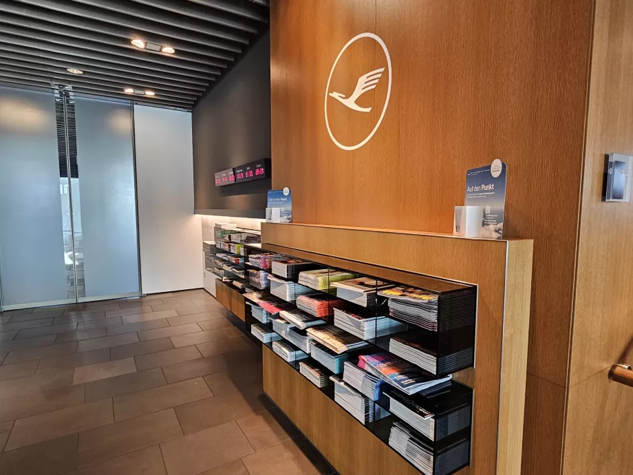 Lufthansa logo ootesaali sissepääsu juures