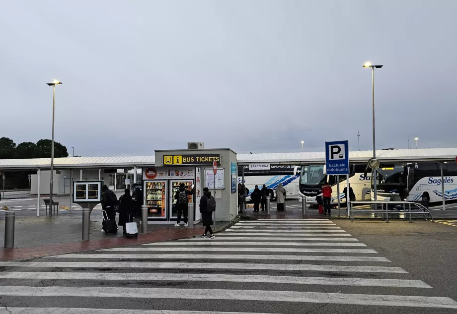 Bussijaam terminali ees