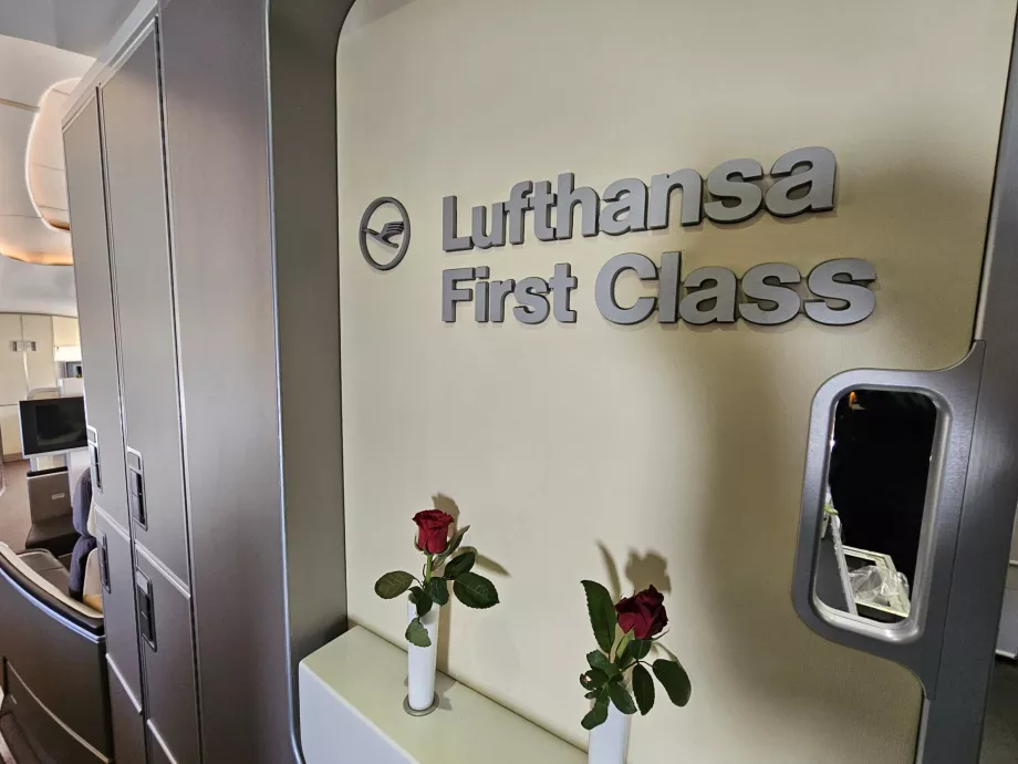 "Lufthansa First Class" märk