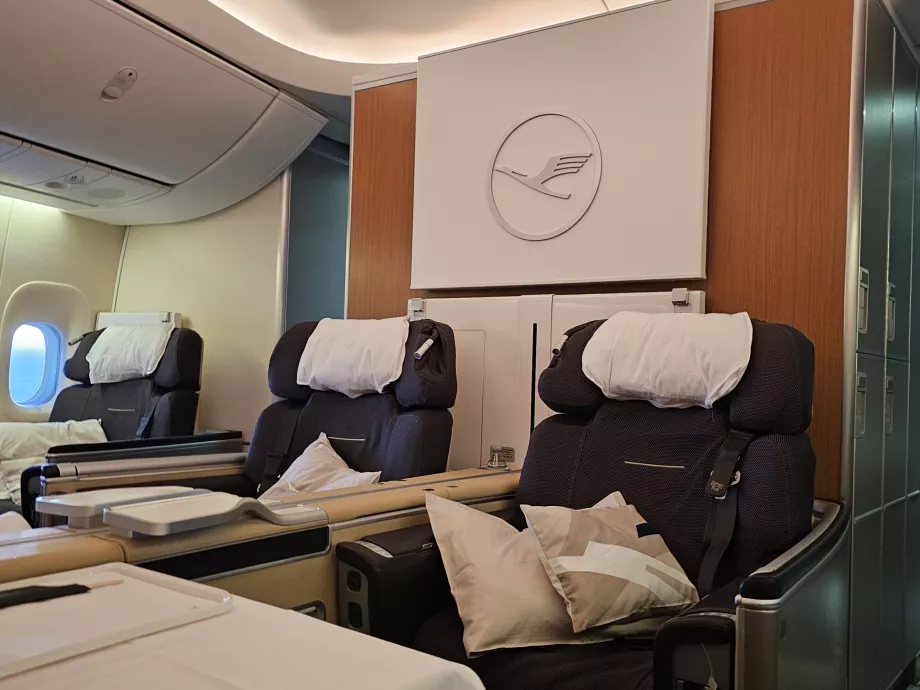 Kaks istet 3. rea keskel