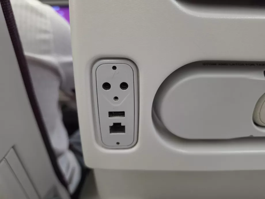 USB-A-port ja Etherneti-kaabli pistik