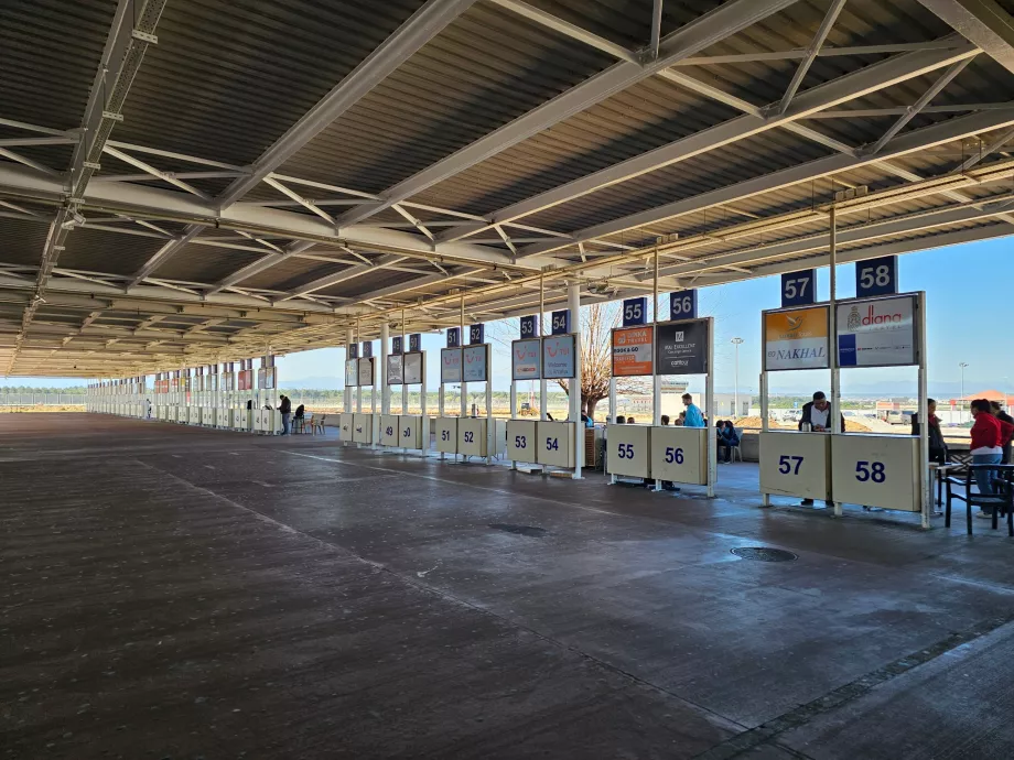 Reisikorraldajate stend terminal 2 ees