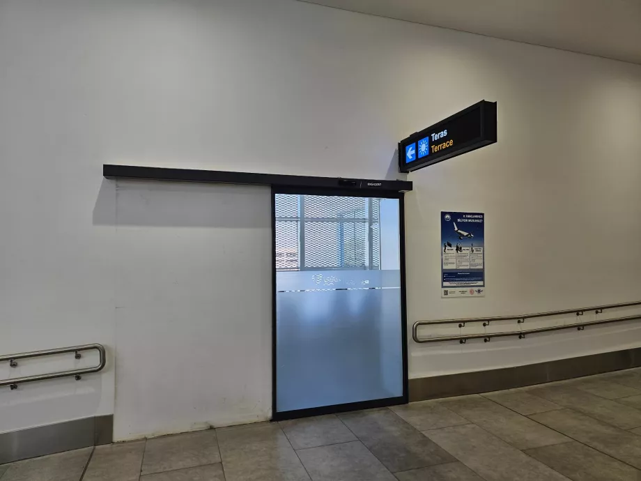 Suitsuterrass pärast turvakontrolli