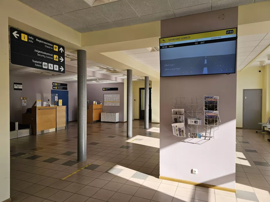 Check-in saal koos registreerimislaudadega