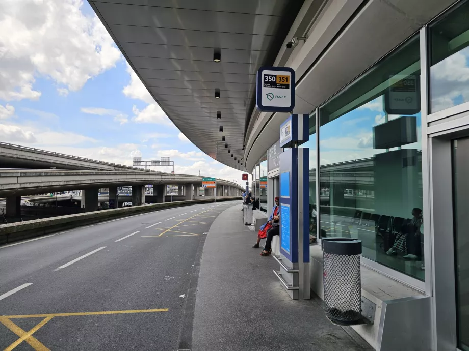 Bussipeatus 350 ja 351 terminal 2B juures