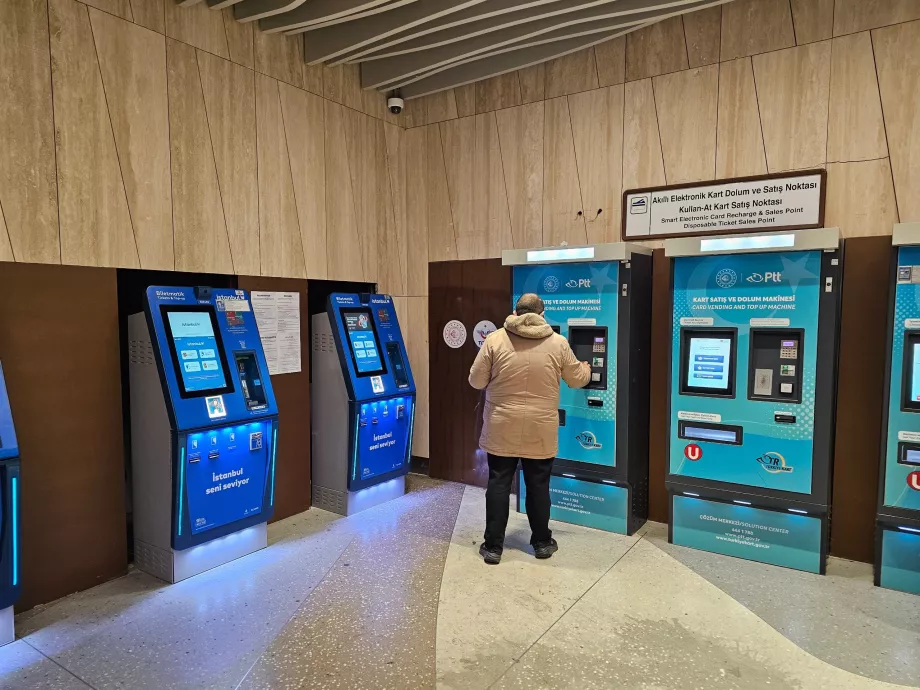 Sinised masinad vasakul - Istanbulkart; sinised masinad paremal - PTT kaart