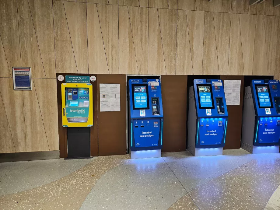 Sinised masinad - Istanbulkart, kollane-türkiissinine Istanbuli linnakaart.