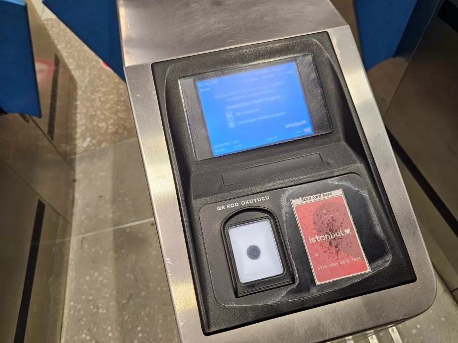 Pöördkäsipuu metroojaama sissepääsu juures