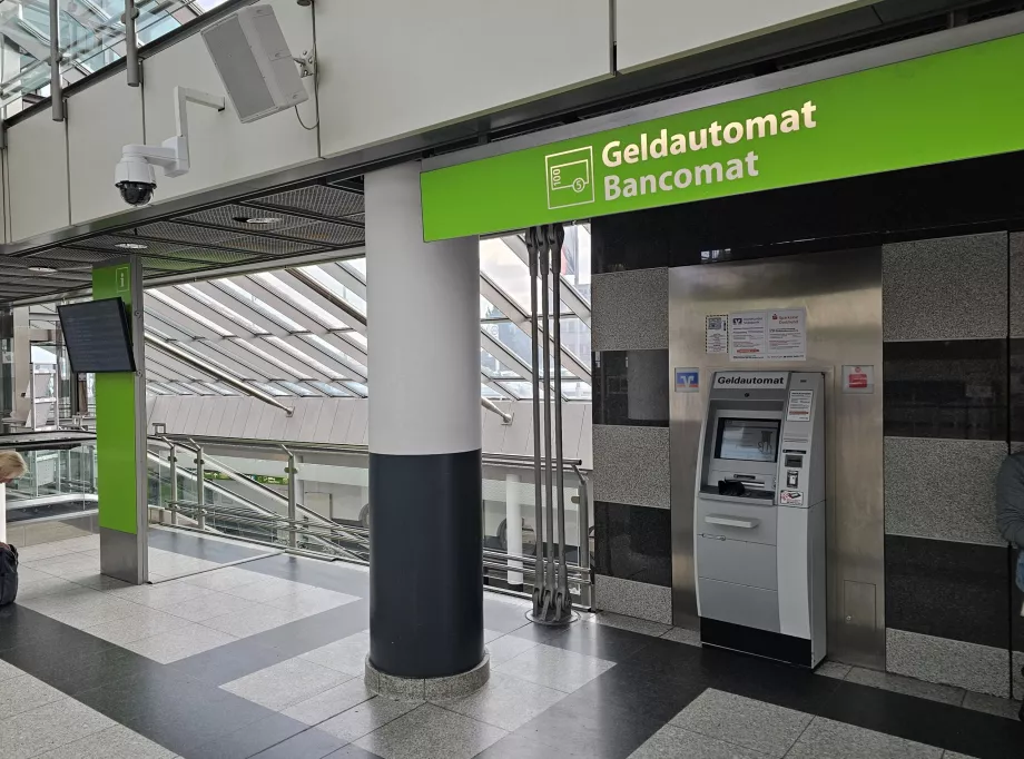 Sularahaautomaat väljumisruumis