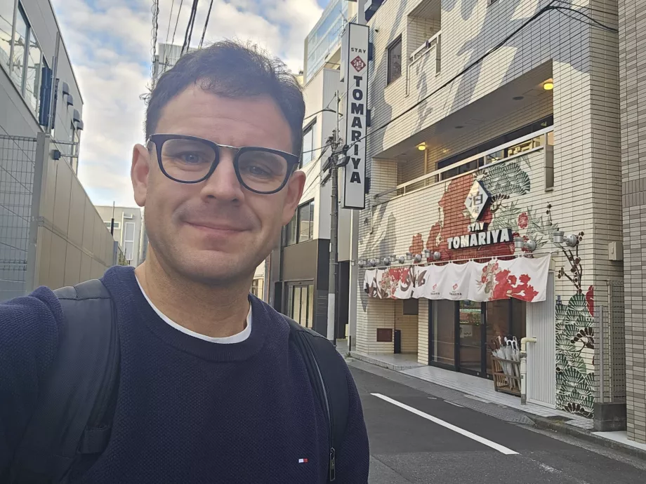 Mina Tomariya hotelli ees