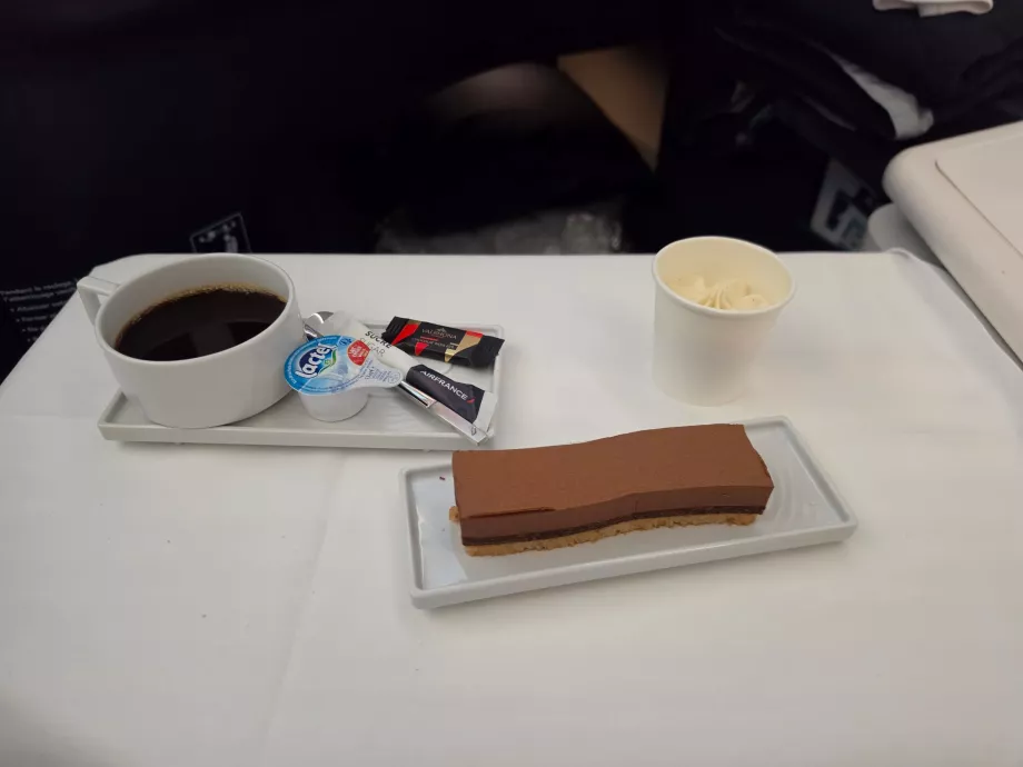 Lõunasöök: šokolaadidessert ja kohv
