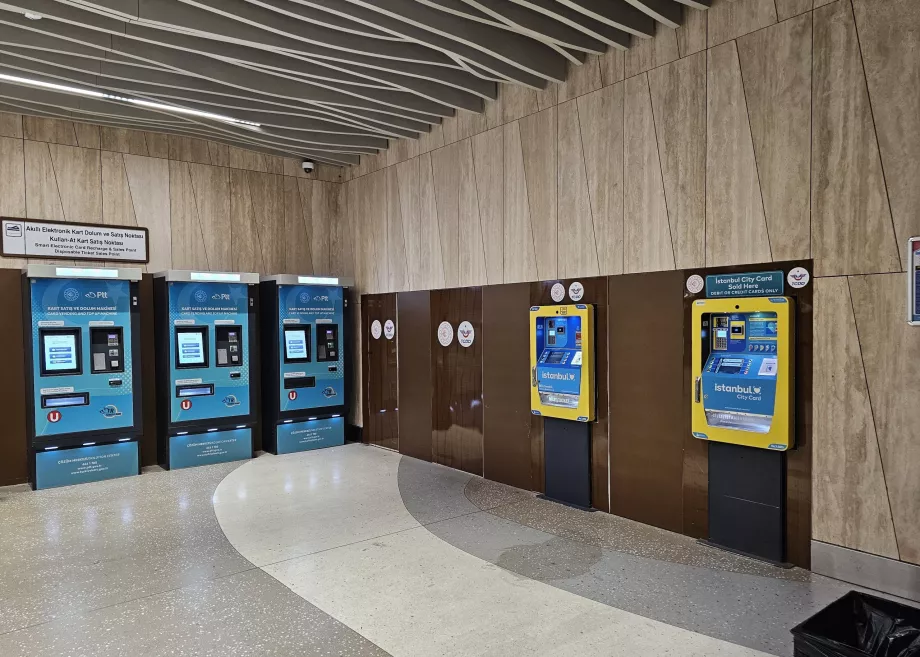 Piletiautomaadid metroos. Kollane Istanbulkart, sinine PTT kaartide jaoks.