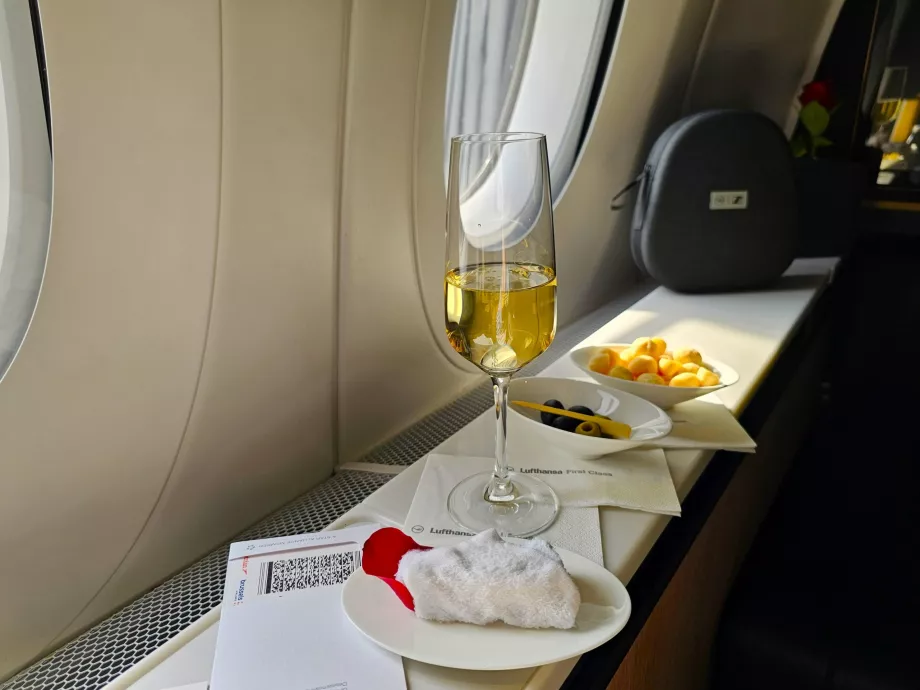 Tervitusjook, makadaamiapähklid ja oliivid