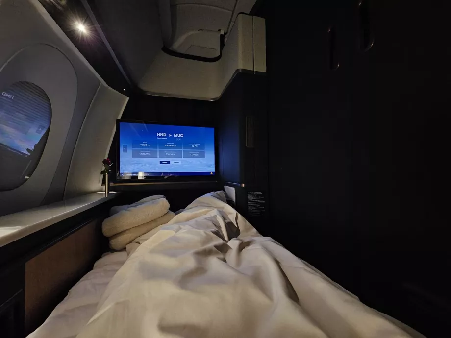 Voodiks lahti harutatud diivan