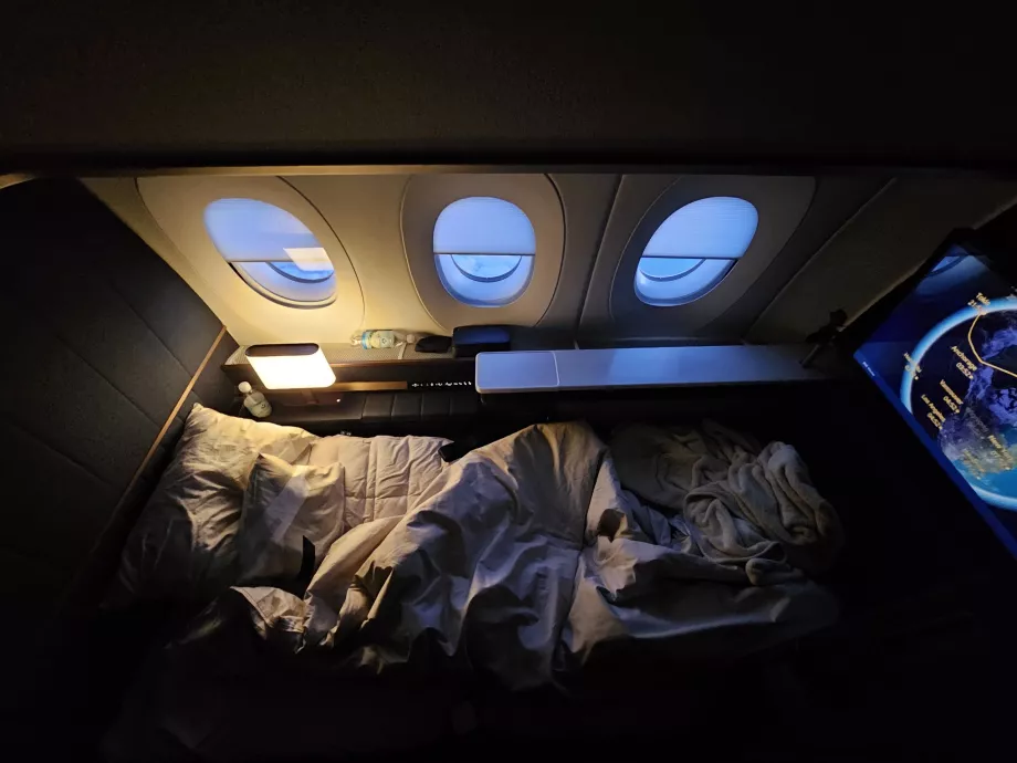 Voodil olev kokkupandav diivan