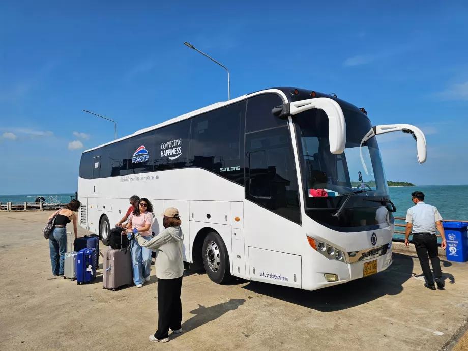 Buss Surat Thani lennujaamast Donsaki sadamasse