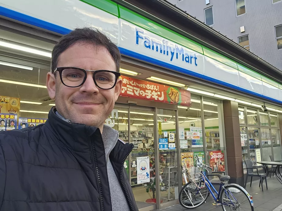 Mina Family Mart'i ees
