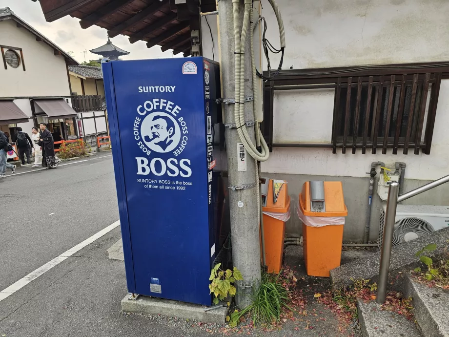 Plastikpudelite prügikast joogidosaatori juures