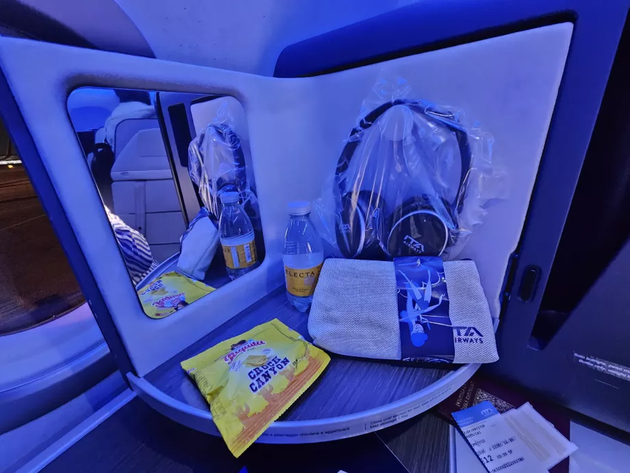 Avamispaneel koos peegli, kõrvaklappide, küpsiste ja veega