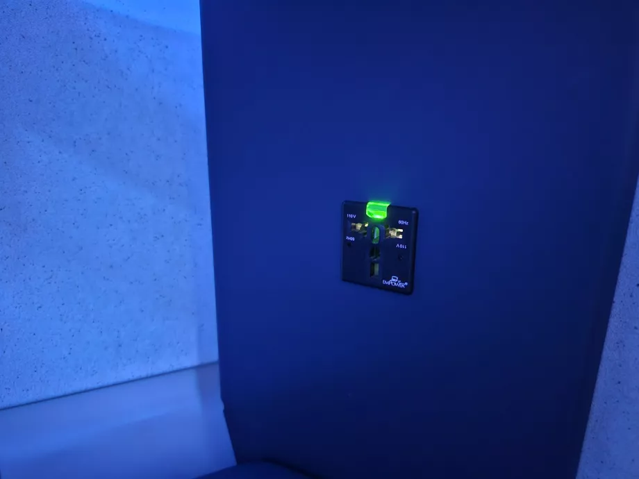 Pistikupesa elektroonika laadimiseks