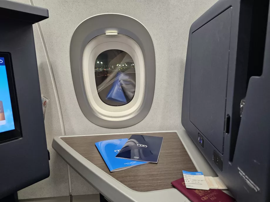 Laud ja suletud hoiuruum koos peegliga