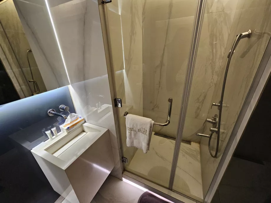 Ahlein Lounge, dušš