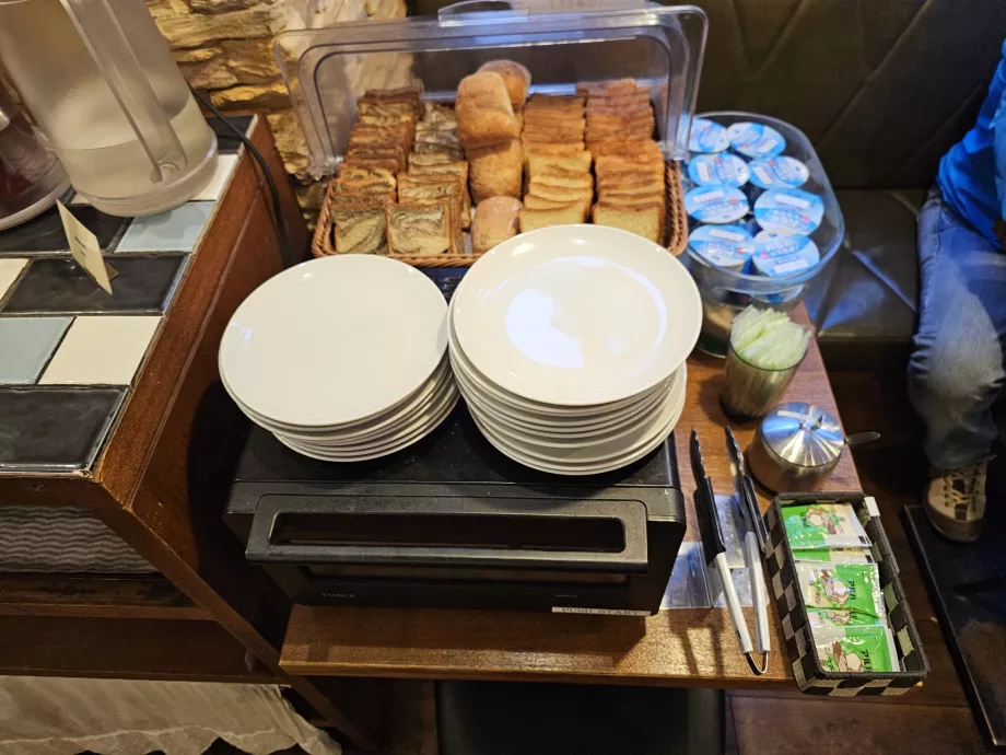 Hommikusöök - saiakesed ja jogurt