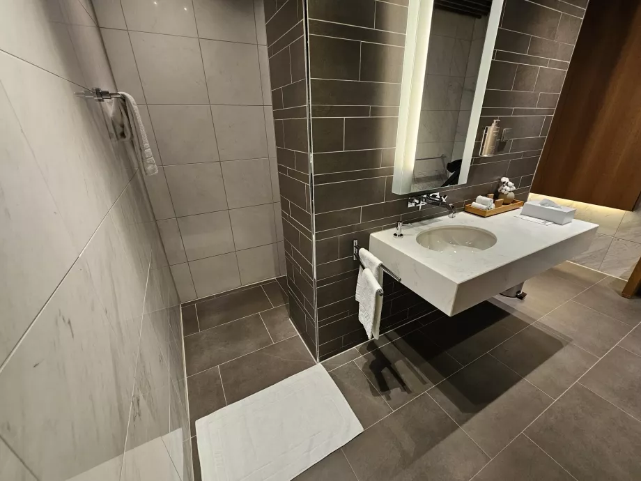 Esimese klassi ootesaal (põhiterminal) - dušš