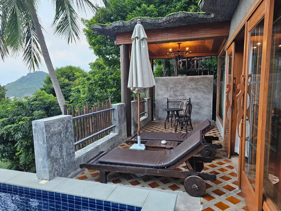 Terrass koos lamamistoolidega