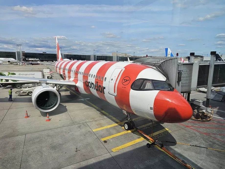 Punane Airbus A320 Condor