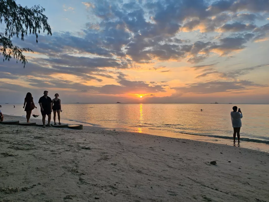Päikeseloojang Zen Beachil