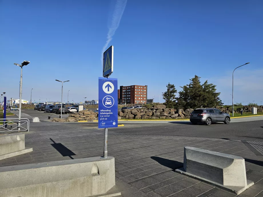 Suund autorendiparklate juurde