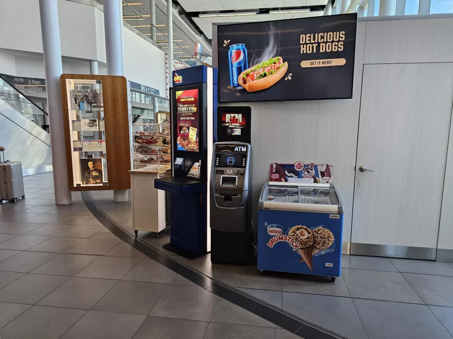 Sularahaautomaat saabuvate lendude saalis