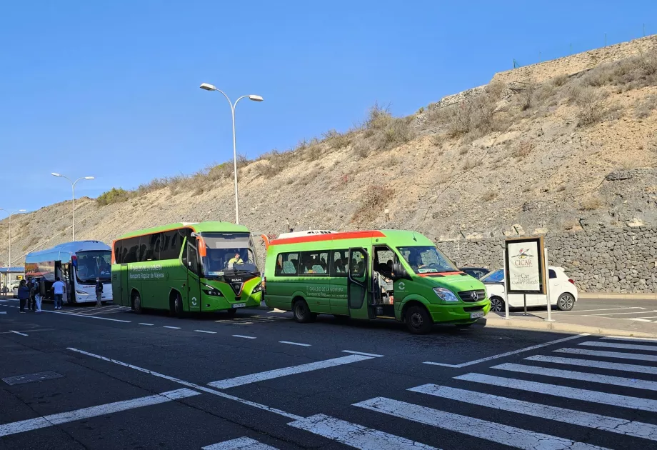 Ühistranspordi bussipeatused terminali ees