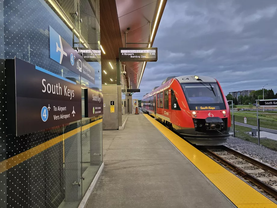 South Keys, lennujaama suunduva rongi ümberistumisjaam