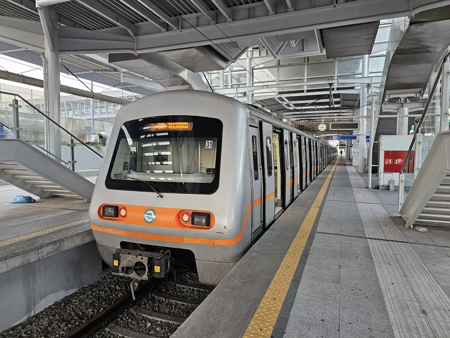 Metro, Ateena lennujaam