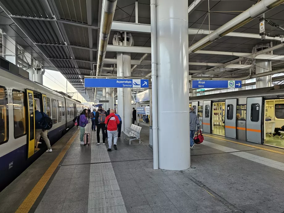 Rööbastee jagunemine perroonil: vasakpoolne linnalähirong, parempoolne metroo