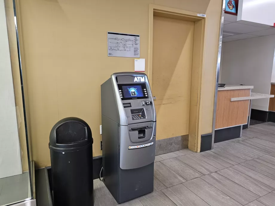 Sularahaautomaat saabuvate lendude saalis