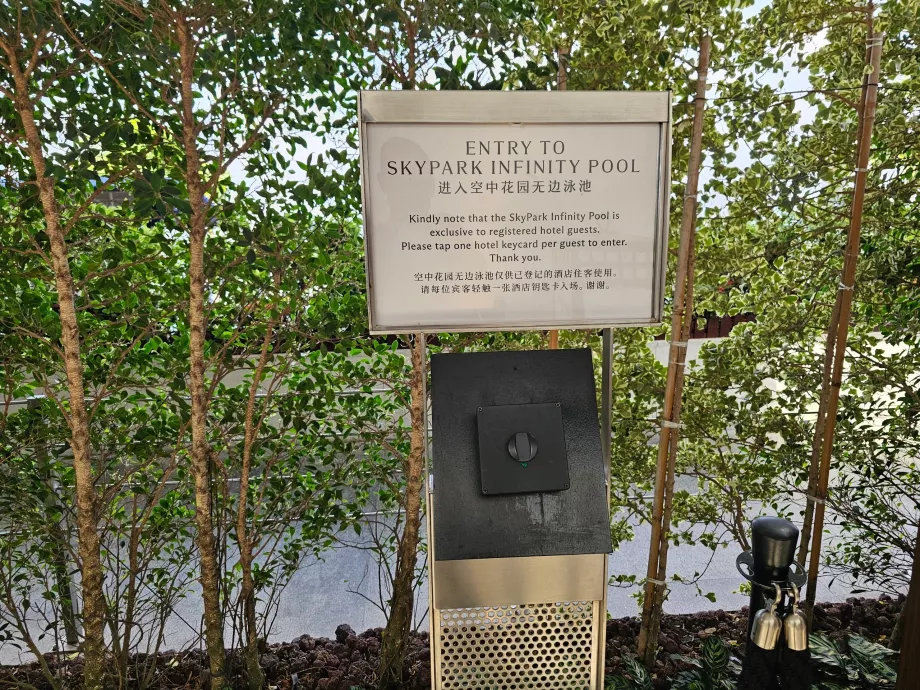 Ruumikaardi lugeja basseini sissepääsu juures