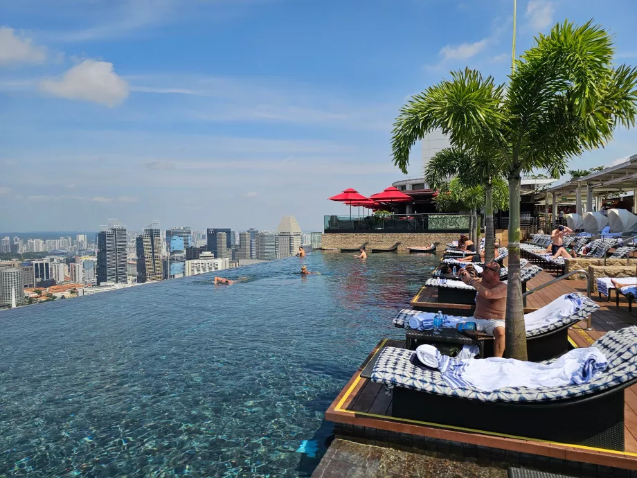 Katusebassein ja lamamistoolid