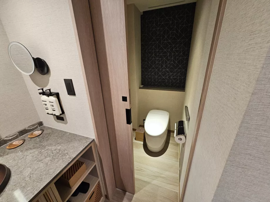 WC on ülejäänud vannitoast ukse abil eraldatud.