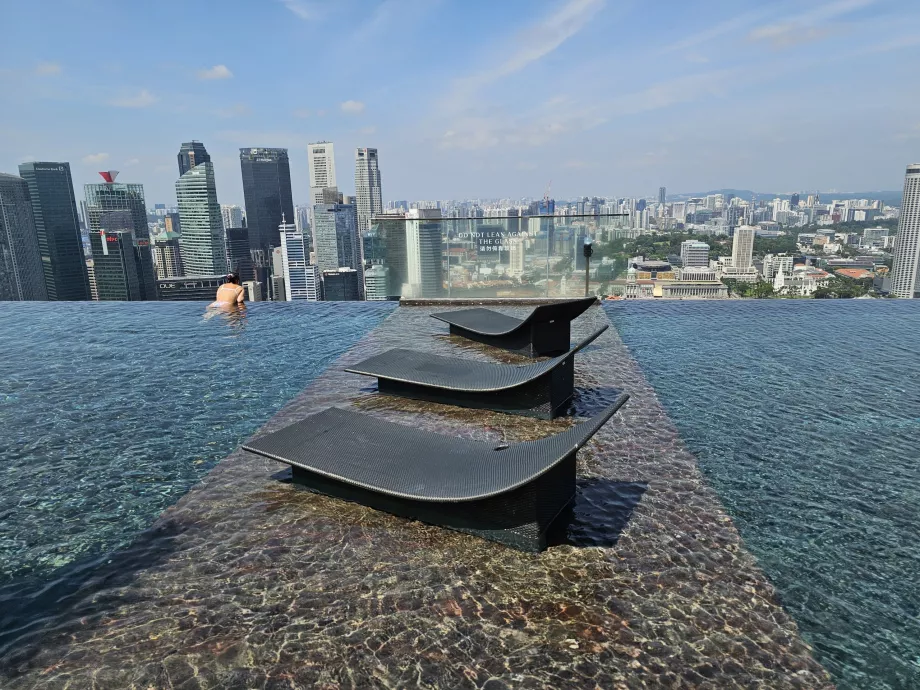 Katusebassein ja lamamistoolid