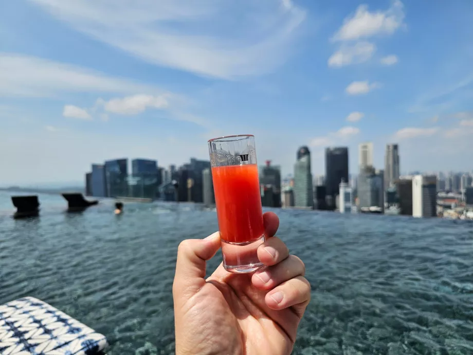 Tasuta jook basseini ääres