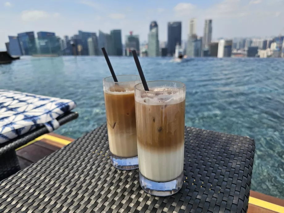 Kohv basseini ääres