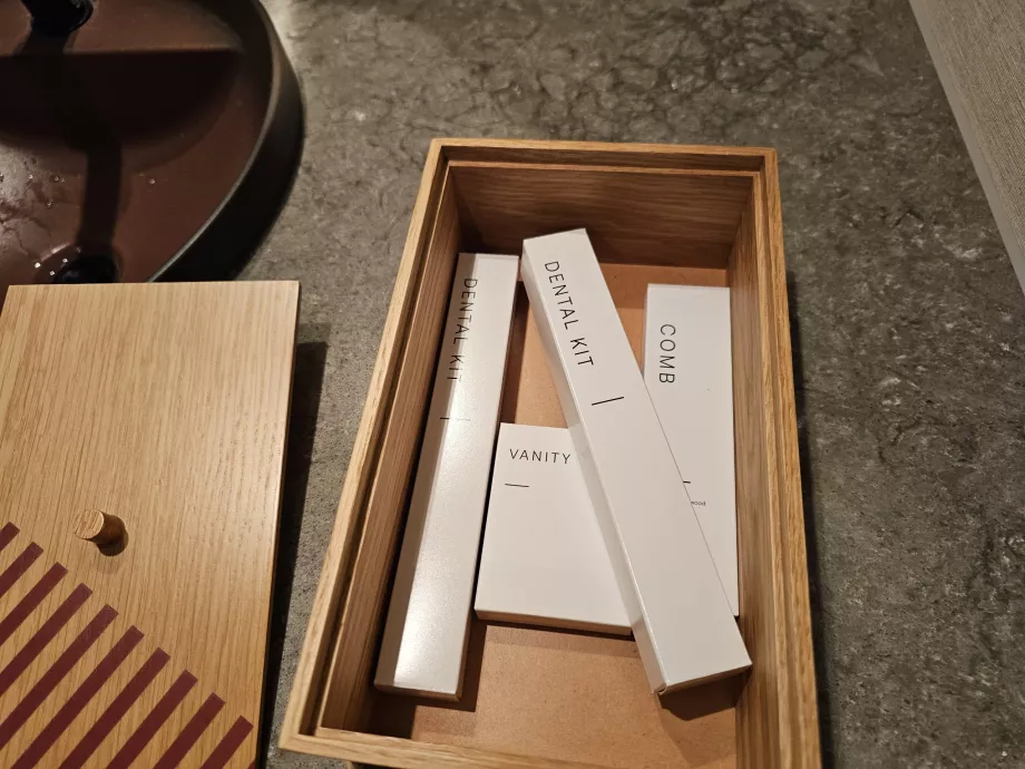 Vannitoas olev mugavuskomplekt